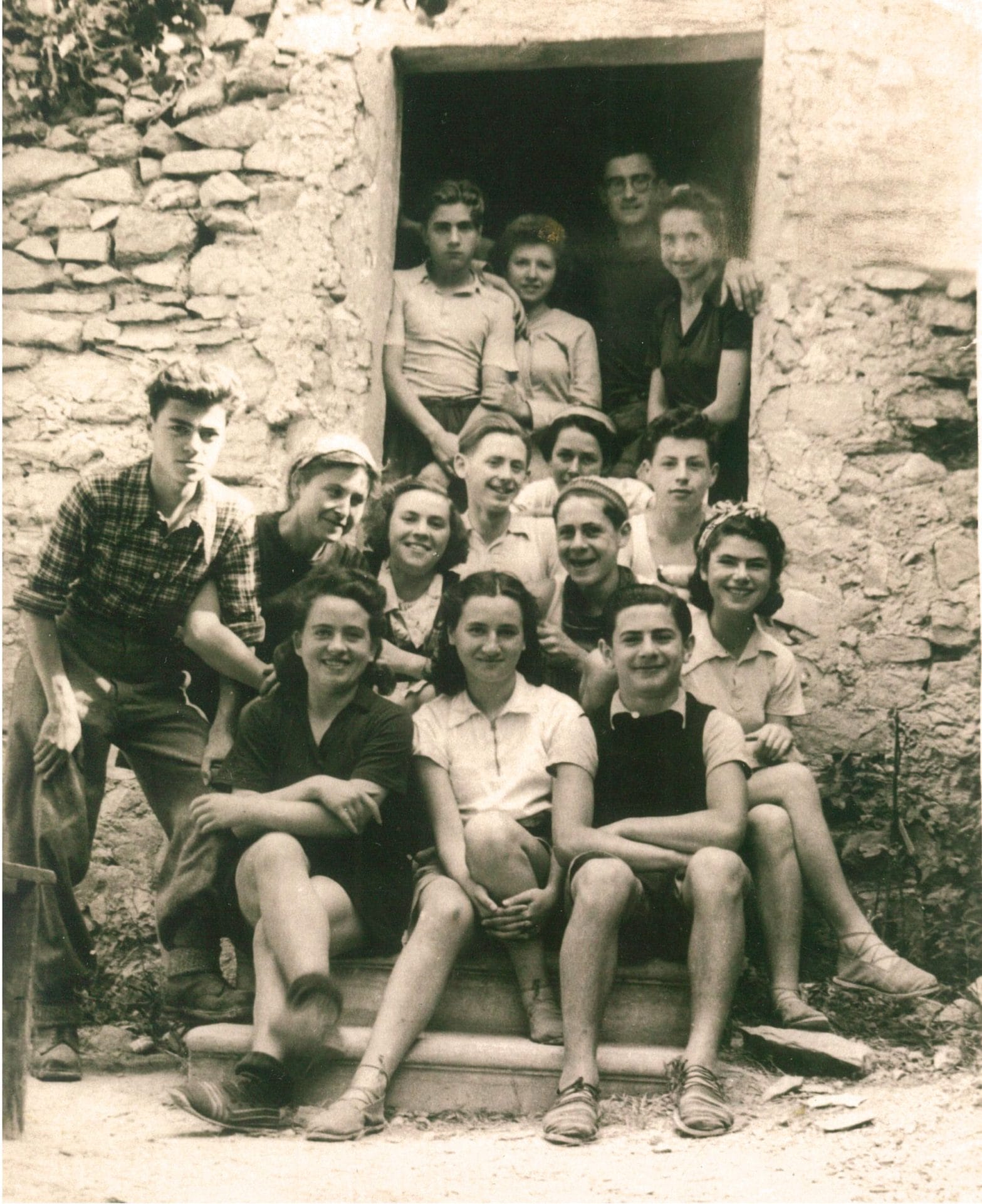 <span style="float: left; font-size: 26px; font-weight: bold; color: black;">1</span> Un front uni contre deux dangers communs 76 55I I0055 1 60.5 auberge de jeunesse MRJ MOI