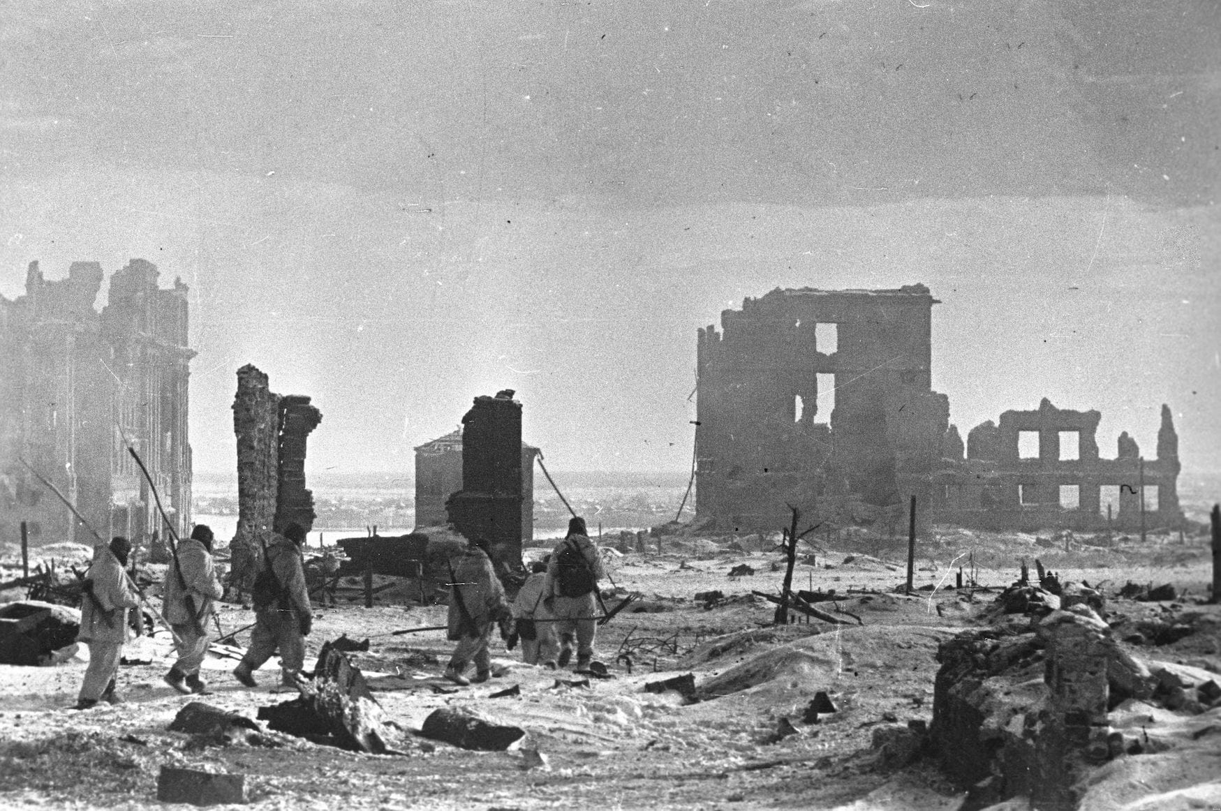 <span style="float: left; font-size: 26px; font-weight: bold; color: black;">2</span> Accélération de la déportation. Armée nazie en déroute 49 S10.PA2 .008 Centre Stalingrad liberation copie MRJ MOI