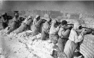 <span style="float: left; font-size: 26px; font-weight: bold; color: black;">2</span> Accélération de la déportation. Armée nazie en déroute 12 s10.pa2 .001 soldats stalingrad hiver 42 43 MRJ MOI