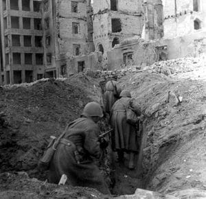 <span style="float: left; font-size: 26px; font-weight: bold; color: black;">2</span> Accélération de la déportation. Armée nazie en déroute 26 s10.pa2 .002 soldats sovietiques ruines stalingrad MRJ MOI