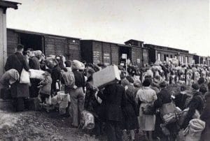 <span style="float: left; font-size: 26px; font-weight: bold; color: black;">2</span> Accélération de la déportation. Armée nazie en déroute 15 s10.pa2 .015 wa embarquement juifs pays bas MRJ MOI
