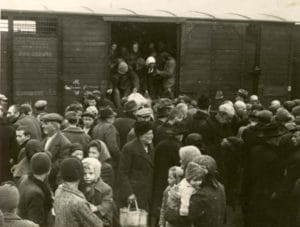 <span style="float: left; font-size: 26px; font-weight: bold; color: black;">2</span> Accélération de la déportation. Armée nazie en déroute 16 s10.pa2 .017 arrivee train auschwitz MRJ MOI