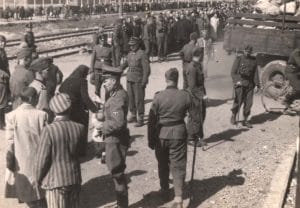 <span style="float: left; font-size: 26px; font-weight: bold; color: black;">2</span> Accélération de la déportation. Armée nazie en déroute 6 s10.pa2 .018 selection auschwitz MRJ MOI