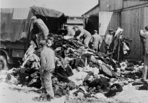 <span style="float: left; font-size: 26px; font-weight: bold; color: black;">2</span> Accélération de la déportation. Armée nazie en déroute 14 s10.pa2 .026 wa prisonniers auschwitz MRJ MOI