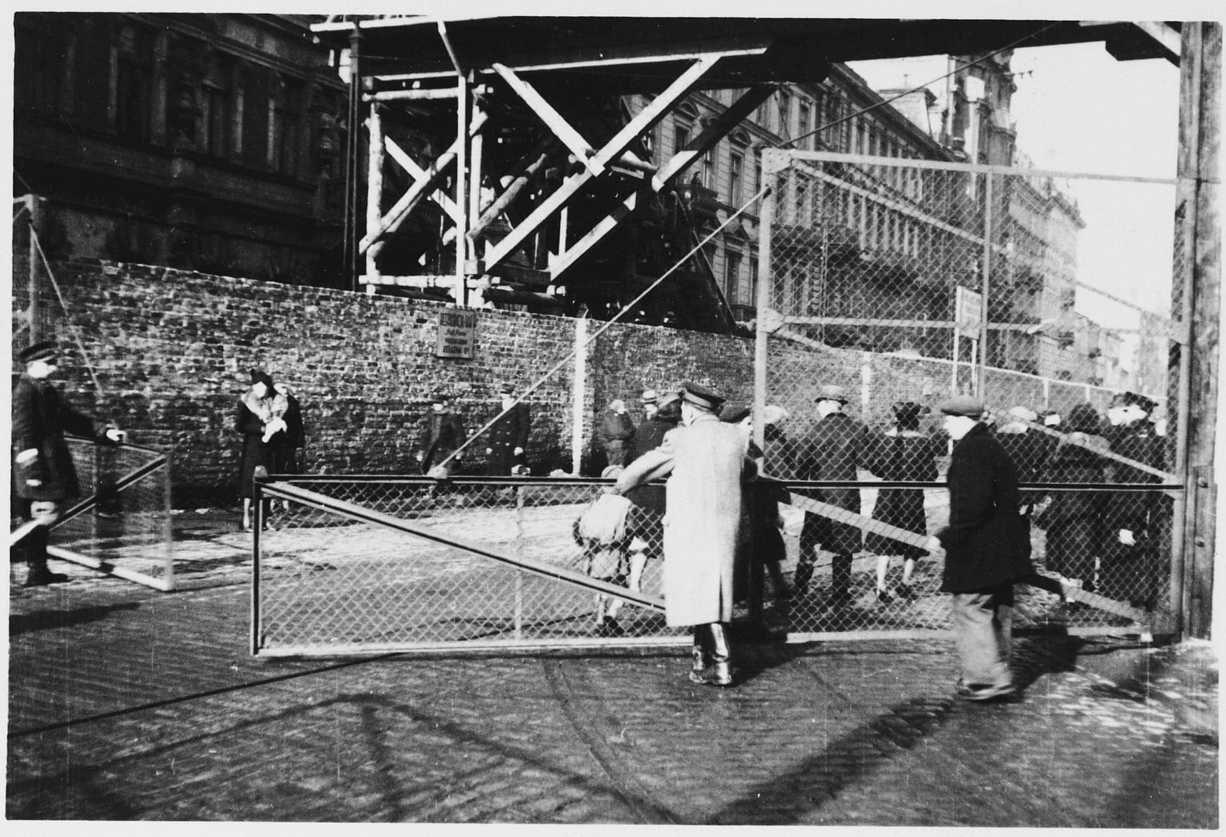 <span style="float: left; font-size: 26px; font-weight: bold; color: black;">3</span> Un soulèvement à valeur d’exemple 35 s10.pa3 .002 wa ghetto varsovie passerelle 1942 MRJ MOI
