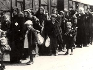 <span style="float: left; font-size: 26px; font-weight: bold; color: black;">3</span> Répression et déportation 16 s12.pa3 .010 auschwitz descente train MRJ MOI