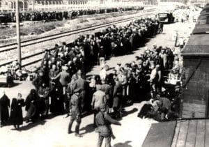 <span style="float: left; font-size: 26px; font-weight: bold; color: black;">3</span> Répression et déportation 19 s12.pa3 .011 auschwitz rampe MRJ MOI