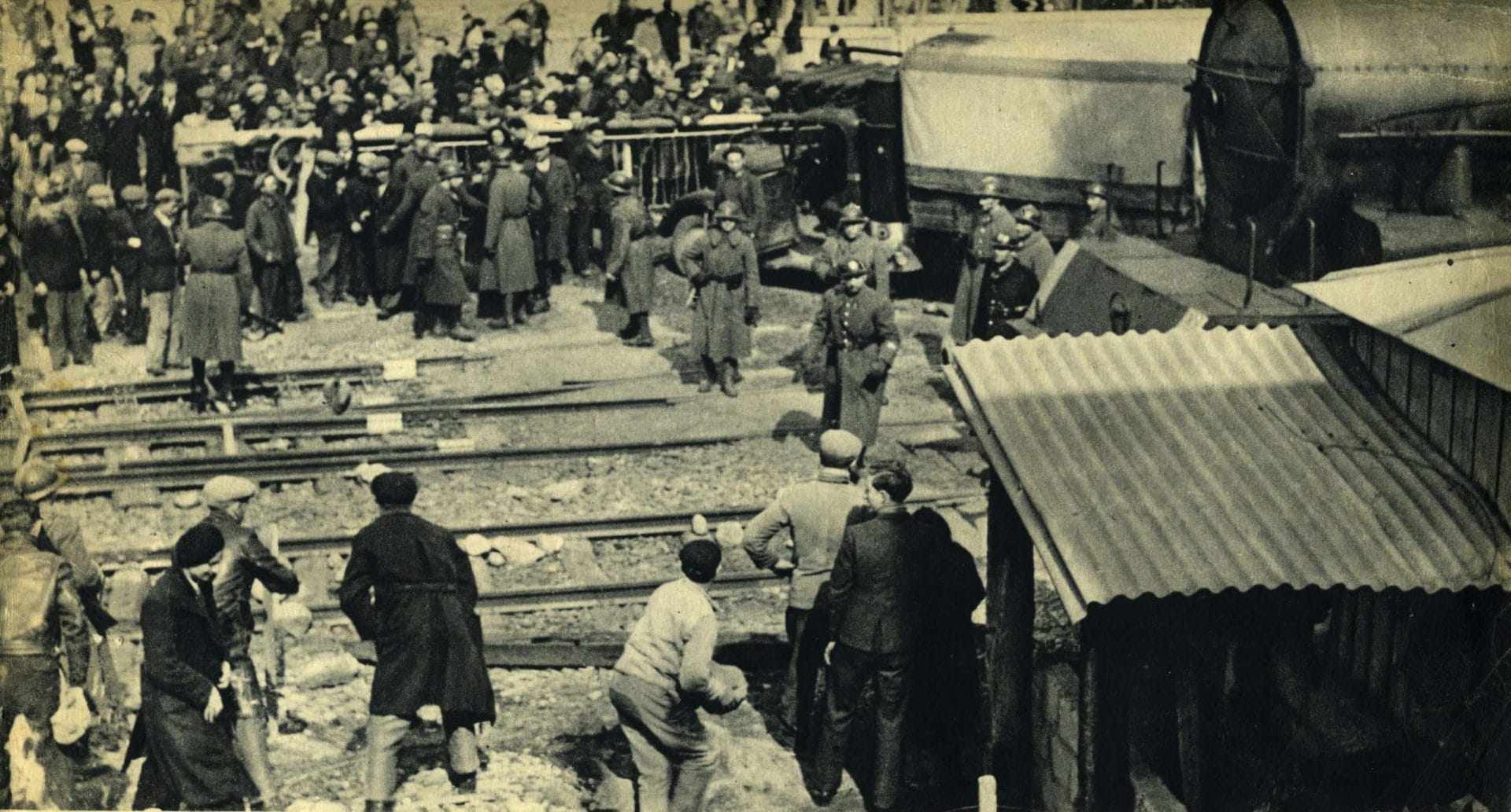 <span style="float: left; font-size: 26px; font-weight: bold; color: black;">1</span> Contre le nazisme et Vichy : convergence des forces 40 s13.pa1 .002 manifestation romans scaled MRJ MOI