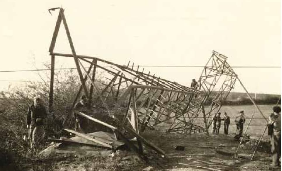 <span style="float: left; font-size: 26px; font-weight: bold; color: black;">1</span> Vers l’insurrection nationale 36 s14.pa1 .014 destruction pylone montlucon MRJ MOI