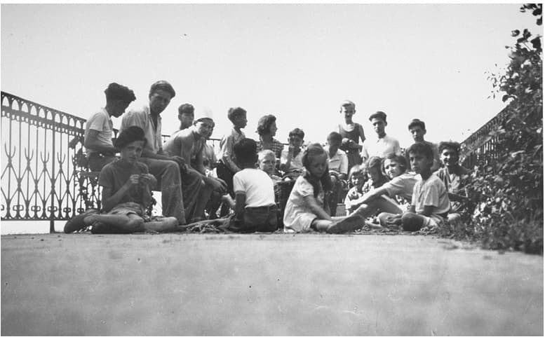 <span style="float: left; font-size: 26px; font-weight: bold; color: black;">2</span> Derniers sursauts de la collaboration et du nazisme 23 s14.pa2 .004 wa izieu MRJ MOI