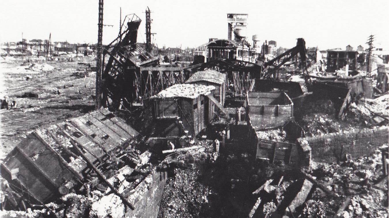 <span style="float: left; font-size: 26px; font-weight: bold; color: black;">2</span> Derniers sursauts de la collaboration et du nazisme 29 s14.pa2 .010 bombardement douai MRJ MOI