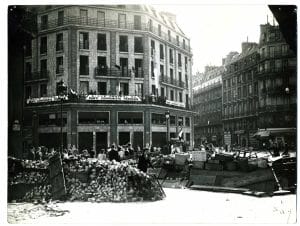 <span style="float: left; font-size: 26px; font-weight: bold; color: black;">4</span> Insurrections populaires. Engagement des jeunes Juifs 16 s14.pa4 .006 barricade place chateaudun MRJ MOI