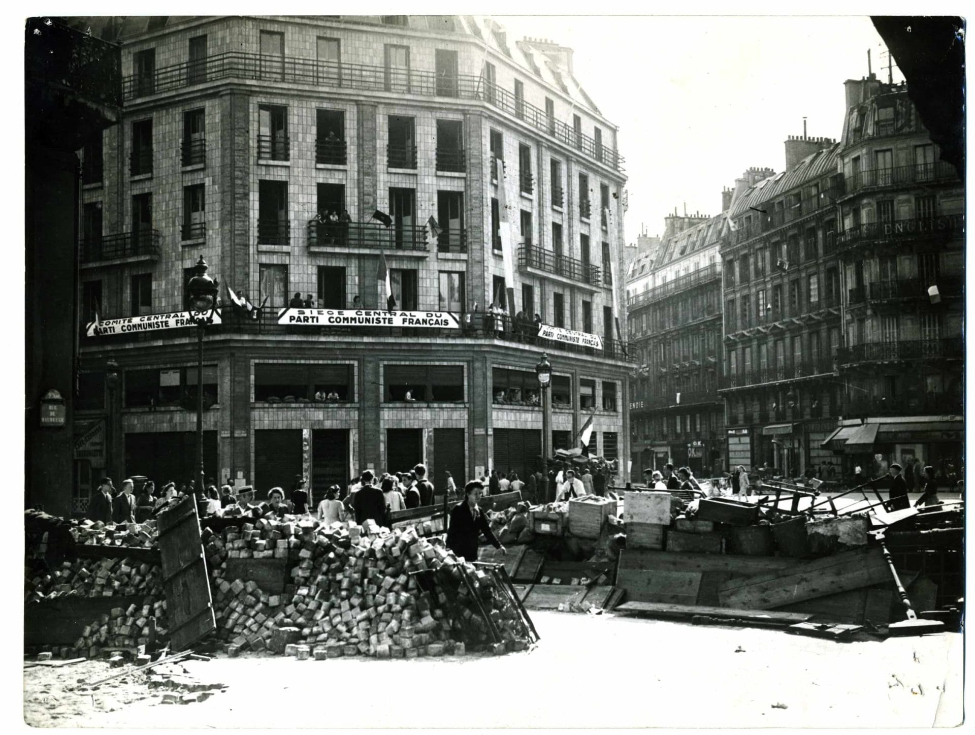 <span style="float: left; font-size: 26px; font-weight: bold; color: black;">4</span> Insurrections populaires. Engagement des jeunes Juifs 43 s14.pa4 .006 barricade place chateaudun scaled MRJ MOI
