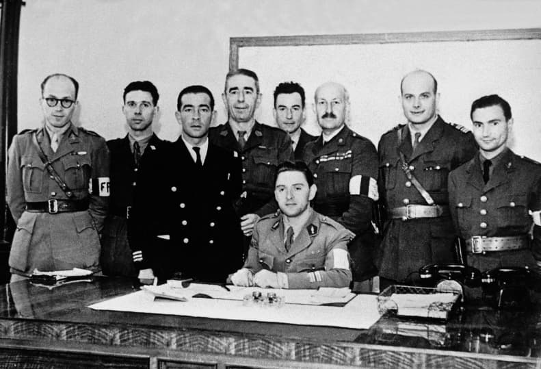 <span style="float: left; font-size: 26px; font-weight: bold; color: black;">4</span> Insurrections populaires. Engagement des jeunes Juifs 50 s14.pa4 .008 rol tanguy etat major MRJ MOI