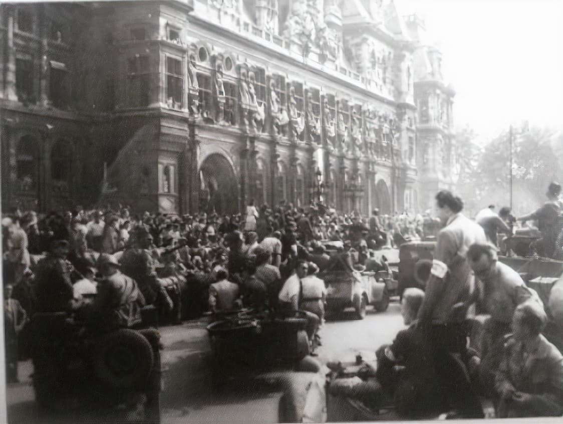 <span style="float: left; font-size: 26px; font-weight: bold; color: black;">4</span> Insurrections populaires. Engagement des jeunes Juifs 58 s14.pa4 .009 hoteldeville degaulle MRJ MOI