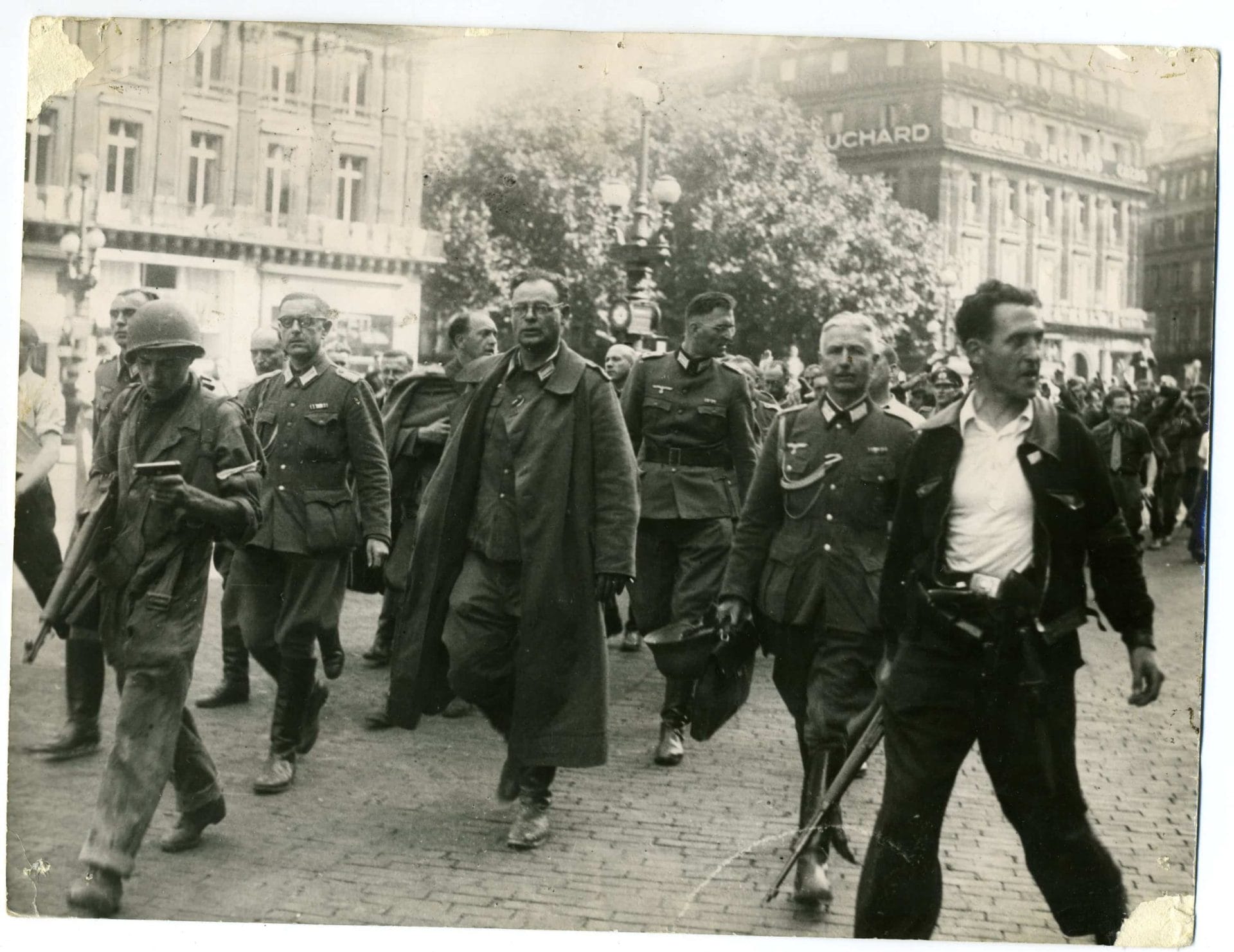 <span style="float: left; font-size: 26px; font-weight: bold; color: black;">4</span> Insurrections populaires. Engagement des jeunes Juifs 57 s14.pa4 .011 reddition paris scaled MRJ MOI