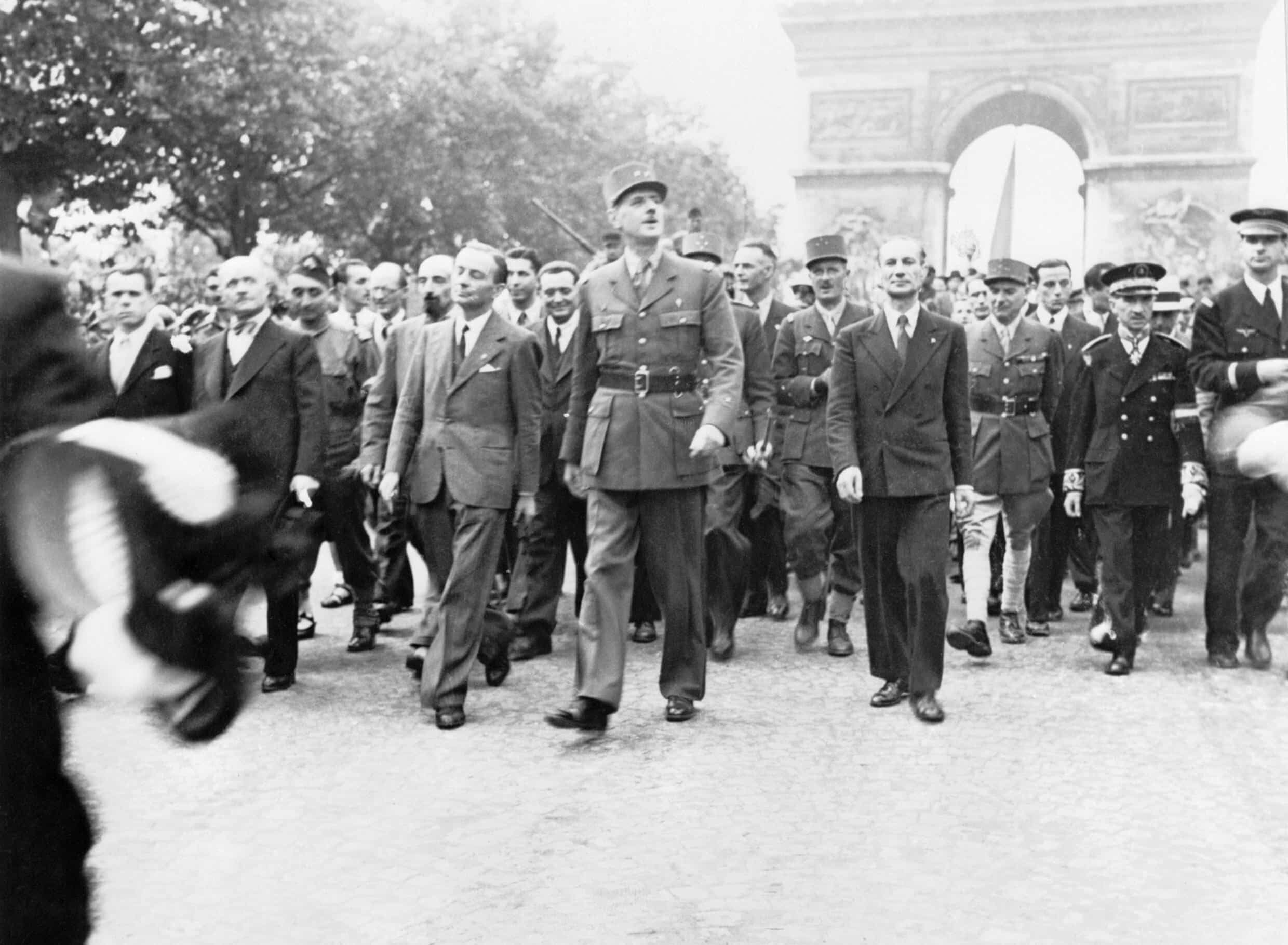 <span style="float: left; font-size: 26px; font-weight: bold; color: black;">4</span> Insurrections populaires. Engagement des jeunes Juifs 46 s14.pa4 .013 de gaulle cnr MRJ MOI
