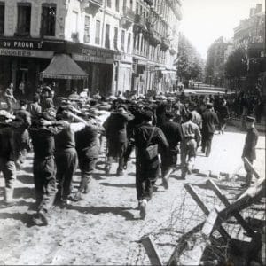 <span style="float: left; font-size: 26px; font-weight: bold; color: black;">4</span> Insurrections populaires. Engagement des jeunes Juifs 14 s14.pa4 .018 arrestation miliciens lyon MRJ MOI
