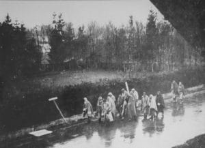 <span style="float: left; font-size: 26px; font-weight: bold; color: black;">1</span> Ampleur du génocide 28 s15.pa1 .007 marche mort dachau MRJ MOI