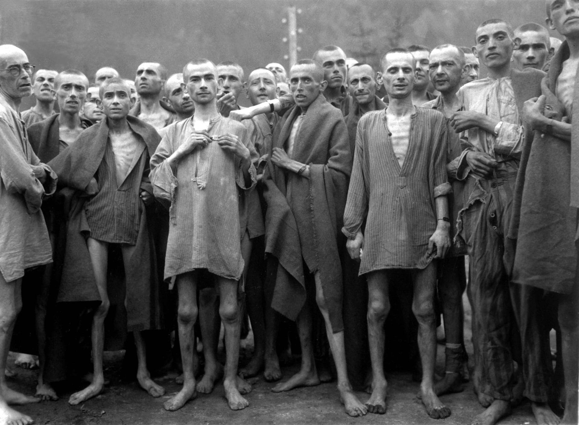 <span style="float: left; font-size: 26px; font-weight: bold; color: black;">1</span> Ampleur du génocide 51 s15.pa1 .013 ebensee concentration camp 7mai 1945 scaled MRJ MOI