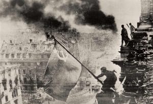 <span style="float: left; font-size: 26px; font-weight: bold; color: black;">1</span> Ampleur du génocide 26 s15.pa1 .014 drapeau berlin khaldei 1945 MRJ MOI