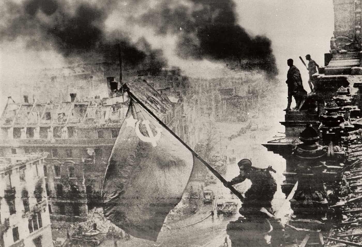 <span style="float: left; font-size: 26px; font-weight: bold; color: black;">1</span> Ampleur du génocide 52 s15.pa1 .014 drapeau berlin khaldei 1945 MRJ MOI