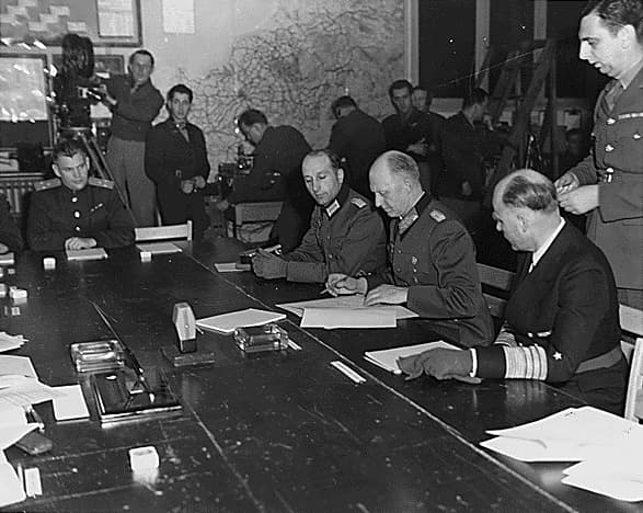 <span style="float: left; font-size: 26px; font-weight: bold; color: black;">1</span> Ampleur du génocide 42 s15.pa1 .016 capitulation reims 7mai 1945 MRJ MOI