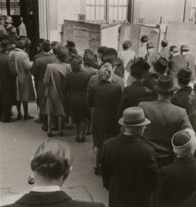 <span style="float: left; font-size: 26px; font-weight: bold; color: black;">2</span> Création de la Commission Centrale de l’Enfance (CCE) 11 s15.pa2 .004 1945 vote femme file attente MRJ MOI