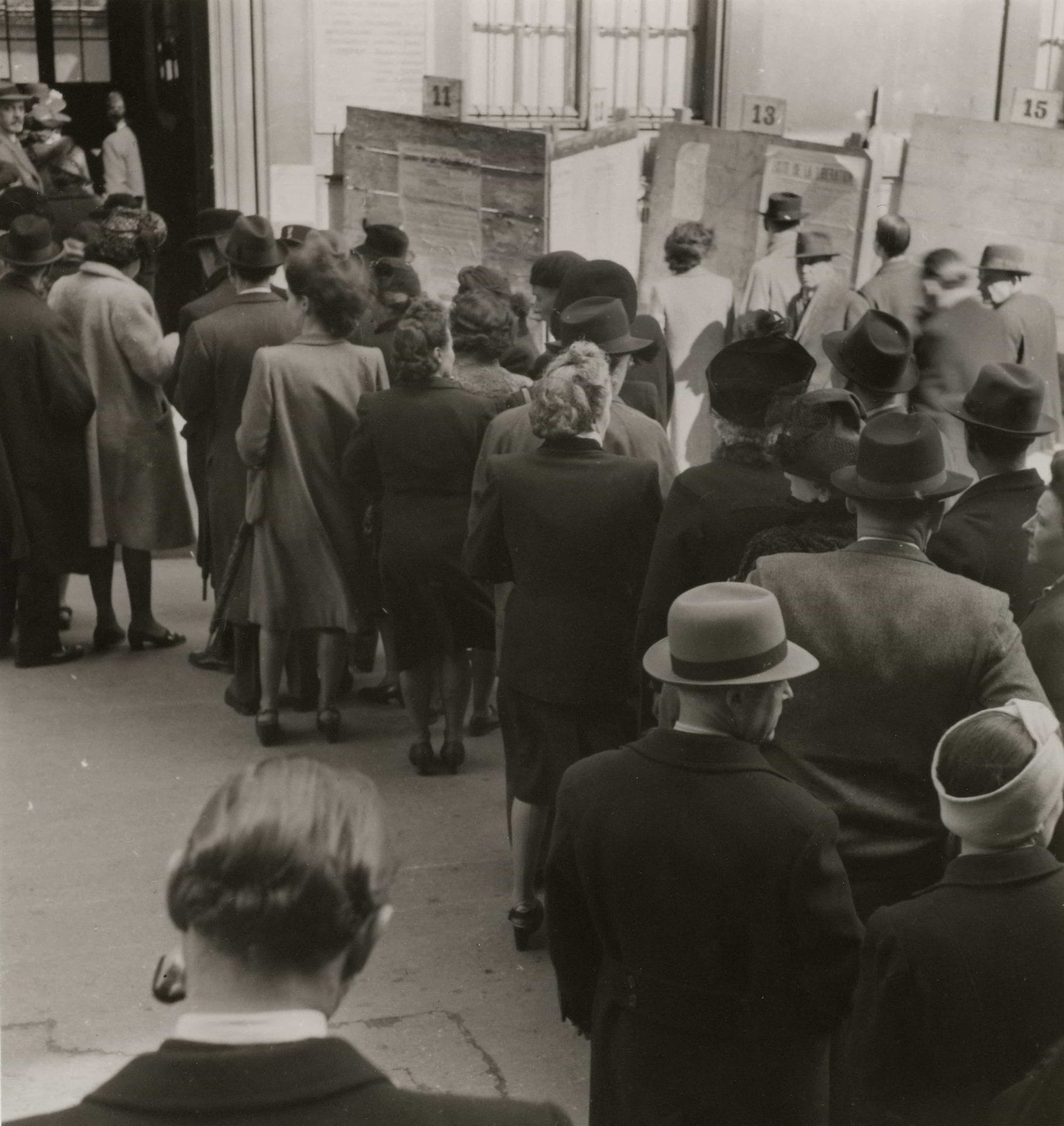 <span style="float: left; font-size: 26px; font-weight: bold; color: black;">2</span> Création de la Commission Centrale de l’Enfance (CCE) 43 s15.pa2 .004 1945 vote femme file attente scaled MRJ MOI