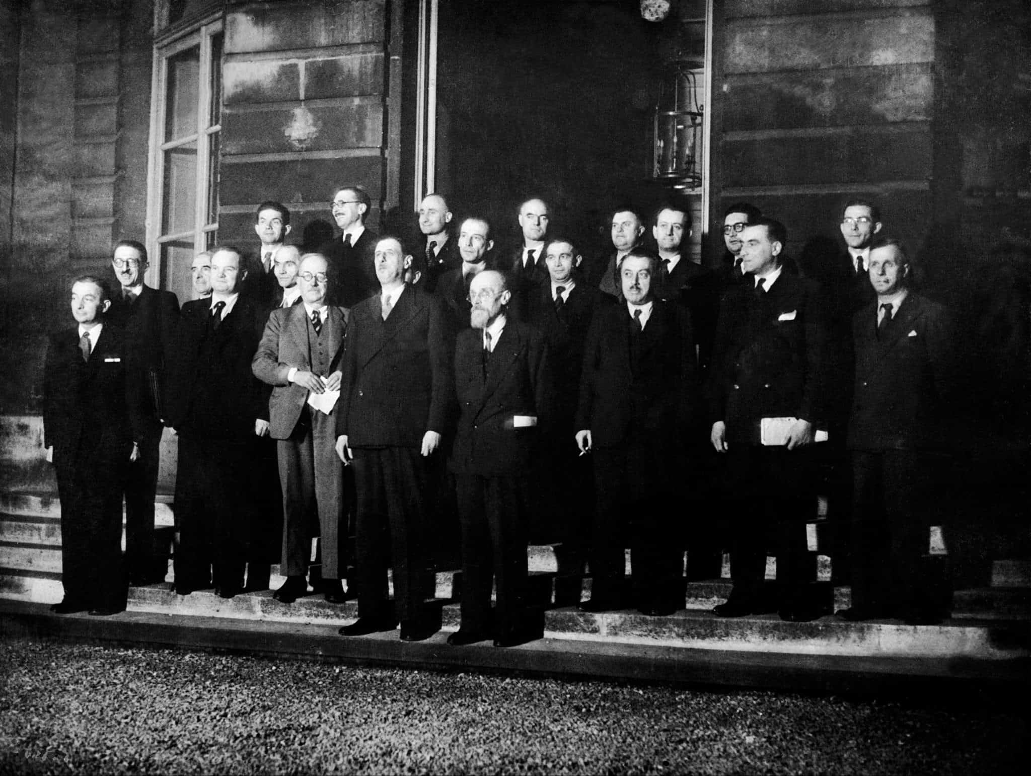<span style="float: left; font-size: 26px; font-weight: bold; color: black;">2</span> Création de la Commission Centrale de l’Enfance (CCE) 60 s15.pa2 .020 gouv de gaulle 13nov 1945 MRJ MOI