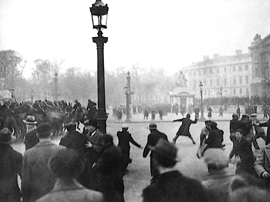 <span style="float: left; font-size: 26px; font-weight: bold; color: black;">1</span> Un front uni contre deux dangers communs 65 s2.pa1 .002 emeutiers place concorde 6fev1934 MRJ MOI