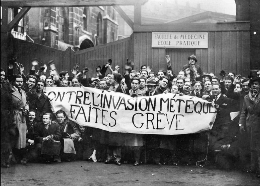 <span style="float: left; font-size: 26px; font-weight: bold; color: black;">1</span> Un front uni contre deux dangers communs 75 s2.pa1 .007 manifestation etudiants 1fevrier1935 MRJ MOI