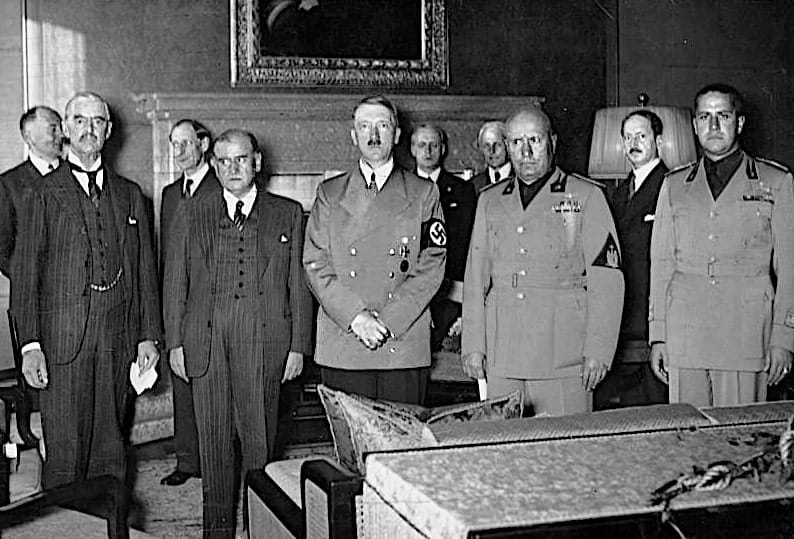 <span style="float: left; font-size: 26px; font-weight: bold; color: black;">2</span> Le pacte germano-soviétique 39 s2.pa2 .003 conference munich MRJ MOI