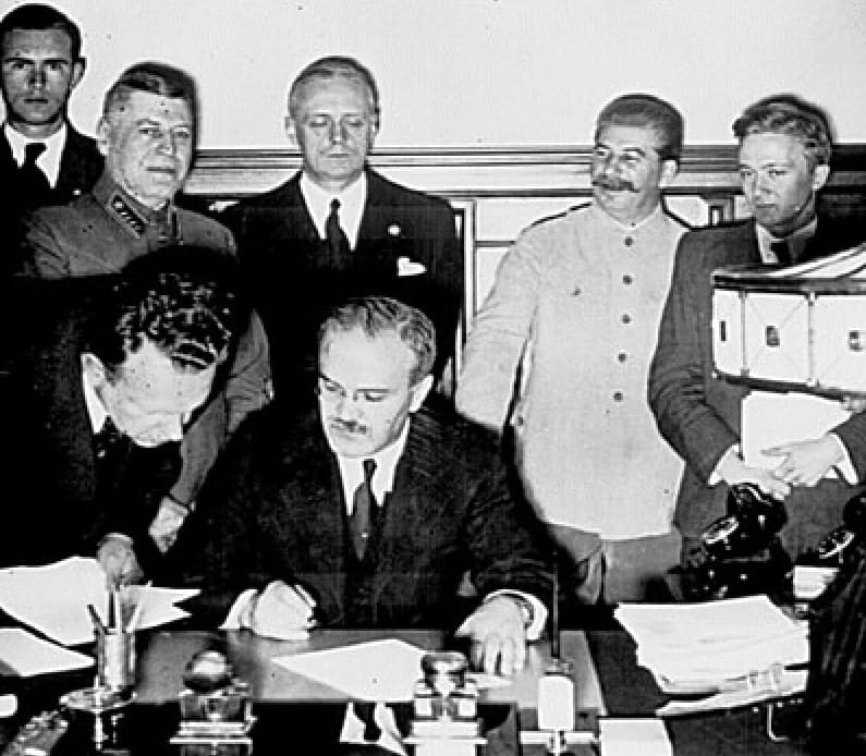 <span style="float: left; font-size: 26px; font-weight: bold; color: black;">2</span> Le pacte germano-soviétique 50 s2.pa2 .007 signature pacte 23aout39 MRJ MOI