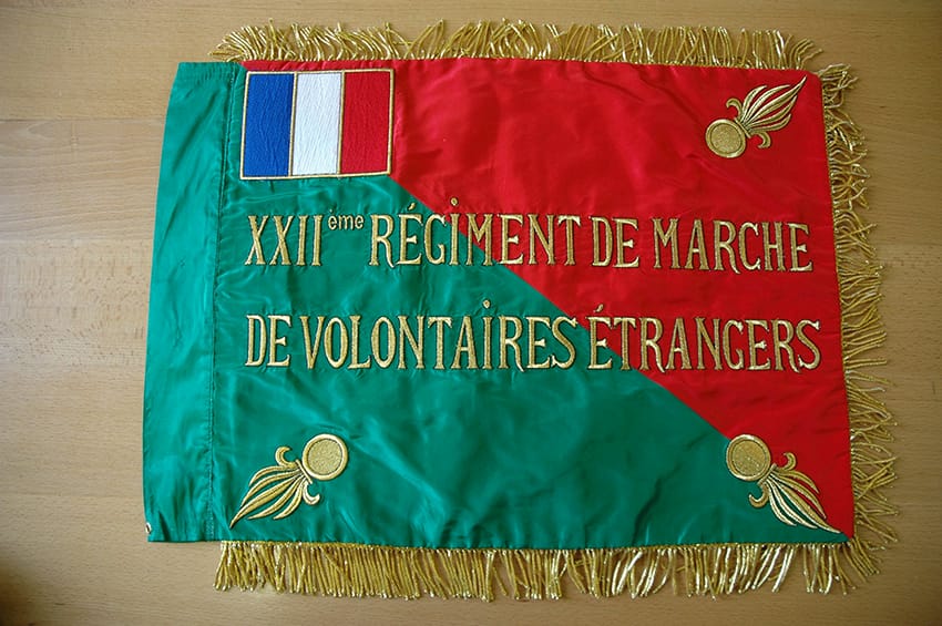 <span style="float: left; font-size: 26px; font-weight: bold; color: black;">1</span> Engagement des Juifs immigrés dans la guerre 63 s3.pa1 .008 fanion engages MRJ MOI