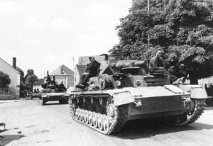 <span style="float: left; font-size: 26px; font-weight: bold; color: black;">1</span> Engagement des Juifs immigrés dans la guerre 47 s3.pa1 .012 panzer iv village mai 1940 MRJ MOI