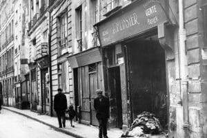 <span style="float: left; font-size: 26px; font-weight: bold; color: black;">3</span> Camps d’internement et premières rafles 4 s4.pa3 .004 magasin juif detruit mai.1941 MRJ MOI