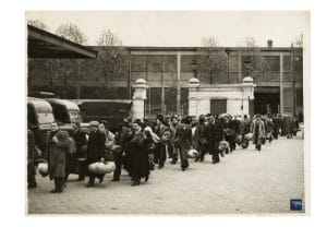 <span style="float: left; font-size: 26px; font-weight: bold; color: black;">3</span> Camps d’internement et premières rafles 17 s4.pa3 .009 miii 15 depart gare austerlitz MRJ MOI