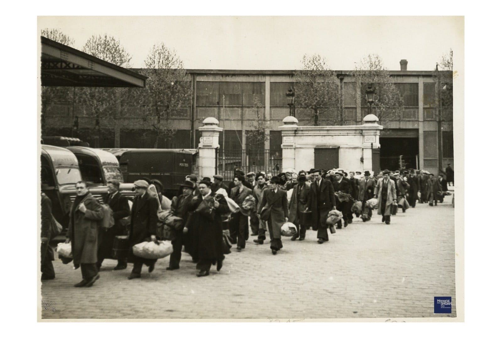 <span style="float: left; font-size: 26px; font-weight: bold; color: black;">3</span> Camps d’internement et premières rafles 51 s4.pa3 .009 miii 15 depart gare austerlitz MRJ MOI
