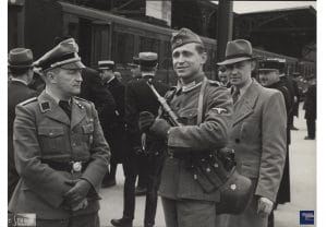 <span style="float: left; font-size: 26px; font-weight: bold; color: black;">3</span> Camps d’internement et premières rafles 20 s4.pa3 .010 miii 19 austerlitz officiers MRJ MOI