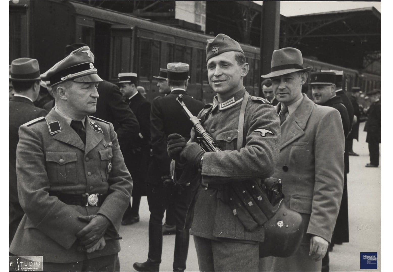 <span style="float: left; font-size: 26px; font-weight: bold; color: black;">3</span> Camps d’internement et premières rafles 54 s4.pa3 .010 miii 19 austerlitz officiers MRJ MOI