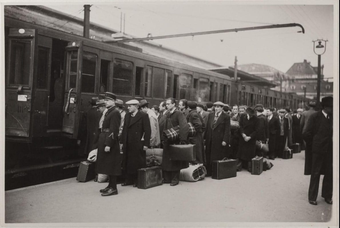 <span style="float: left; font-size: 26px; font-weight: bold; color: black;">3</span> Camps d’internement et premières rafles 55 s4.pa3 .011 depart austerlitz mai1941 MRJ MOI