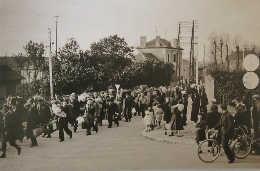 <span style="float: left; font-size: 26px; font-weight: bold; color: black;">3</span> Camps d’internement et premières rafles 40 s4.pa3 .013 arrivee pithiviers MRJ MOI