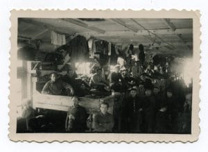 <span style="float: left; font-size: 26px; font-weight: bold; color: black;">3</span> Camps d’internement et premières rafles 19 s4.pa3 .017 baraque pithiviers MRJ MOI