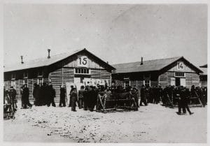 <span style="float: left; font-size: 26px; font-weight: bold; color: black;">3</span> Camps d’internement et premières rafles 36 s4.pa3 .019 beaune la rolande baraques MRJ MOI