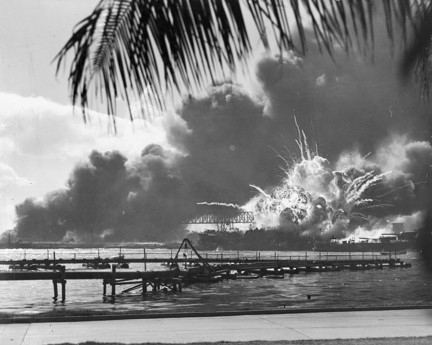 <span style="float: left; font-size: 26px; font-weight: bold; color: black;">1</span> L'invasion de l’URSS par les nazis : vers la guerre mondiale 22 s5.pa1 .011 uss shaw pearl harbor MRJ MOI