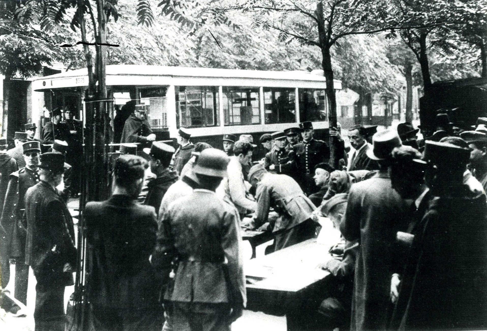 <span style="float: left; font-size: 26px; font-weight: bold; color: black;">1</span> Les attentats anti-allemands. Rafle du 11ème à Paris 36 s6.pa1 .008 rafle paris 20aout 41 MRJ MOI