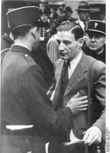 <span style="float: left; font-size: 26px; font-weight: bold; color: black;">1</span> Les attentats anti-allemands. Rafle du 11ème à Paris 16 s6.pa1 .009 rafle 20aout 41 policiers MRJ MOI