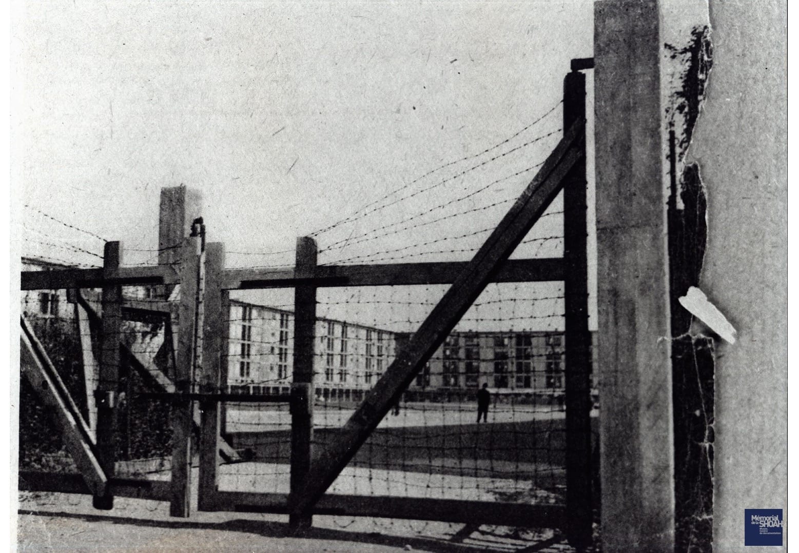 <span style="float: left; font-size: 26px; font-weight: bold; color: black;">1</span> Les attentats anti-allemands. Rafle du 11ème à Paris 28 MRJ MOI