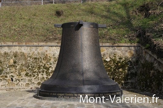 <span style="float: left; font-size: 26px; font-weight: bold; color: black;">3</span> Formes diverses de Résistance. Représailles. Exécutions d’otages 57 s6.pa3 .015 cloche mt valerien min MRJ MOI